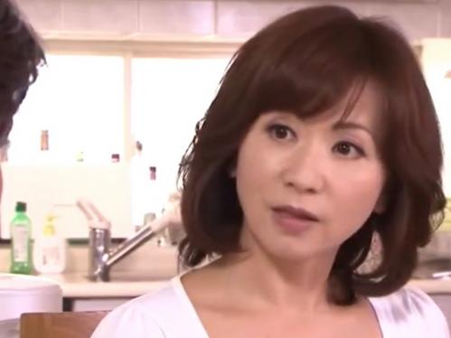 義息子が妹にフェラチオさせてて怒った美しいお母さん！自分が身代わりになり熟女ボディを自由にさせてあげる！牧原れい子！