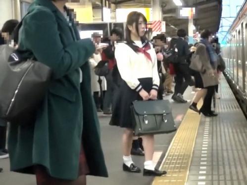 【痴漢レイプ】真面目そうな女子校生がターゲット！恐怖で怯えるなか触られ湿ってきたマ〇コに挿入されてしまう中出しセックス！