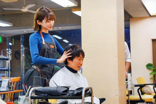 【 人妻美容師の誘惑】「アナタだけの特別サービスですよ…？」 シャンプー中につい悪戯をしてしまう夫婦経営のヘアサロンでの出来事！
