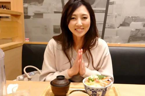 【素人】とても五十路にはみえない浮き出るアバラも素晴らしくエロい卑猥なアナルを見せつける50歳のインテリ税理士！