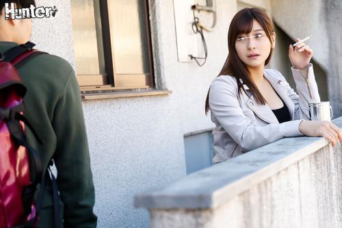 【隣人のお姉さん】「私とセックスしたい？」マンションの隣りに住んでいるいつも外でタバコをふかしている隣のお姉さん！
