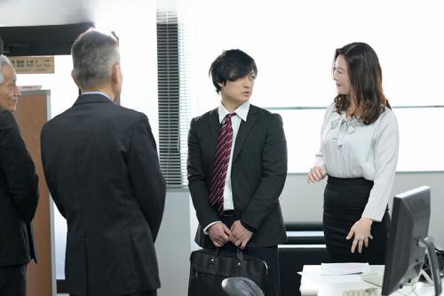 【社長夫人】新卒社員を連れ回す性欲強めでエロい社長夫人！