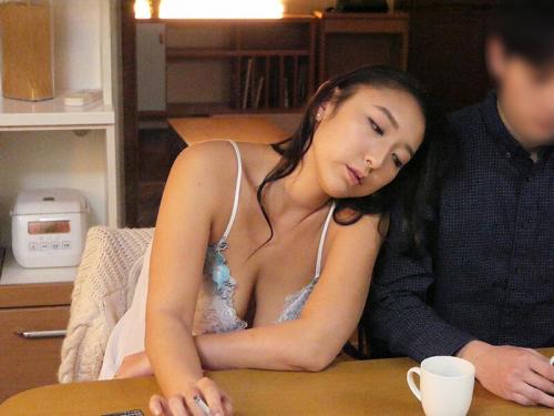 【義母】父の元秘書でありお義母さんになったエロい巨乳！