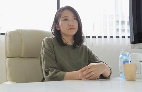 【本物人妻】34歳の表舞台で輝きたい裏方の人妻芸能マネージャーがAVデビュー！