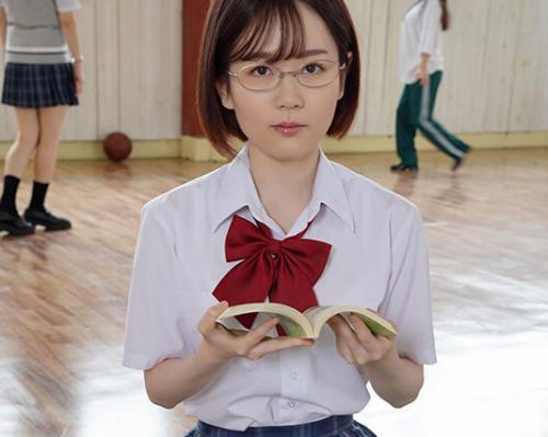 【クラスメイト】「まさかこんなに淫乱だったなんて…」クラスでぼっちの地味なメガネのロリJK同級生はコスプレでオフパコをしていた！