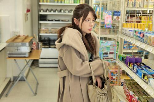 【万引き人妻】「奥さん、万引きしたでしょ？ちょっと裏で大事な話ししましょうか（笑）」。 万引き人妻がコンビニ店長の言いなりに！