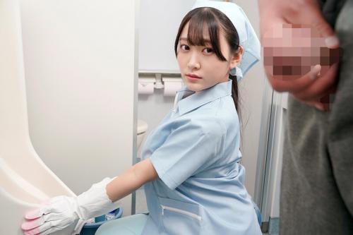 【ラッキースケベ】「俺のおちんちん見てるな…？」爆乳清掃員とトイレで2人きりになった俺！