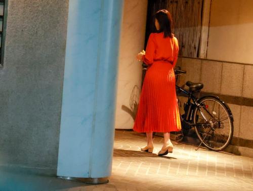 【レイプ】強調される美尻とイヤらしいボディラインのロングスカートの女が犯される！！