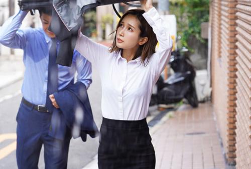 【人妻NTR】既婚者の女上司と営業回りしていたらゲリラ豪雨に見舞われてホテルで休憩することに！