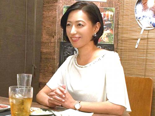 【人妻ナンパ】「家の事しか知らないので…」居酒屋で一人飲みする専業主婦の43歳の美熟女な奥様を狙い撃ち！