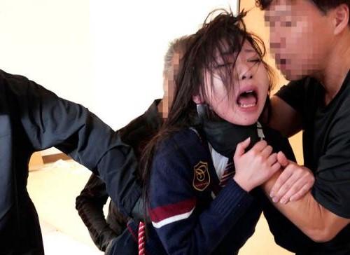 【レイプ】「ヤメてください…！」カップルの制服ロリを襲う鬼畜男たちにダッチワイフにされる！