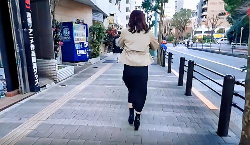 【人妻ナンパ】「…卑わいすぎる爆乳！」 Hカップ巨乳の胸元がたまらないボディコン系のエロい素人ワイフ！