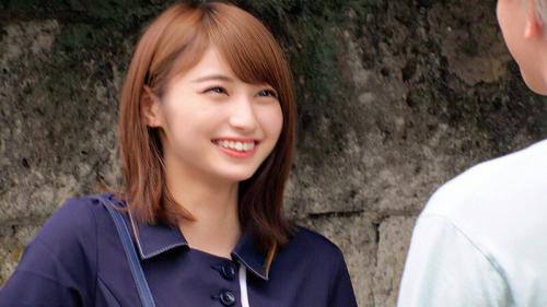 【素人ナンパ】恥じらいを隠せない！昼休憩中の美容部員のお姉さんに謝礼を渡して交渉！