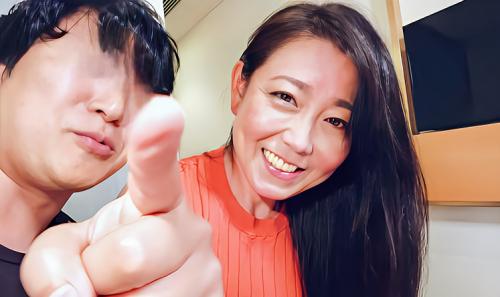 【人妻ナンパ】「キレイな母親でスミマセンｗｗ！」母娘で買い物をしていた46歳のキュートお母さんに中出し！
