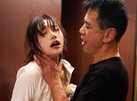 【セクハラレイプ】「騒ぐと◯すぞ！！」バイト中にクレーム男からセクハラレイプされた女子大生！