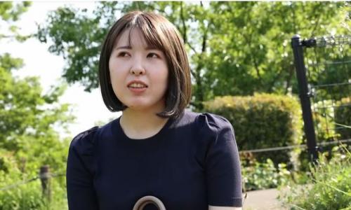 夫には満足できない人妻さんが性欲を抑えきれずにオマンコ濡らしてカメラの前で脱ぐ