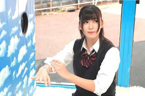 【マジックミラー号】JKカップルがゲームに挑戦して彼氏のオチンポを当てる制服ロリ！
