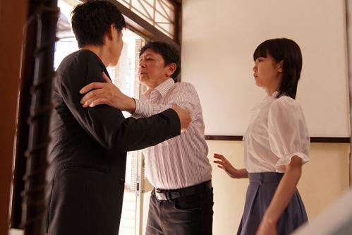 「お父さんに認めてもらえないと幸せになれません！」結婚を反対されたカップルの情熱的セックス！