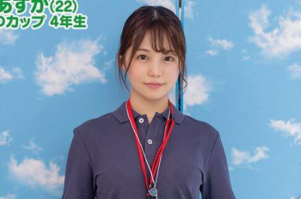 【マジックミラー号】スポーツインストラクターの女子大生が二本のチンポを咥える！