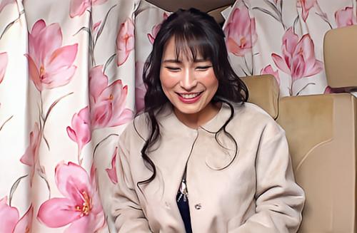 【人妻ナンパ】紺のミニスカワンピでおみ足がたまらない31歳の人妻サン！