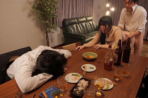【人妻NTR】「ヤメてください…！」旦那が酔いつぶれたのを確認して妻を犯す元上司の鬼畜レイプ！
