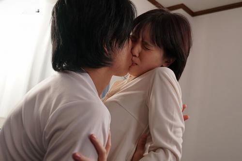 【人妻NTR】「夫は親友の三人で運送会社を立ち上げた。」夫の親友に抱かれたロリ顔人妻！