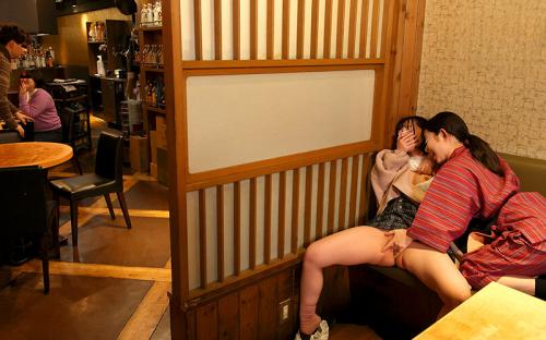 【レズ痴漢】高アル濃度のドリンクを提供して居酒屋に来店した女性客をねらうレズ店員！