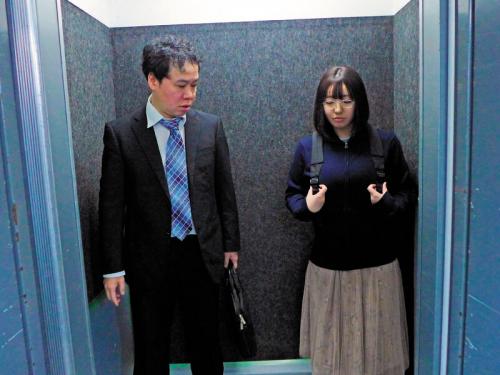 いつも見ていたコスプレエロ配信者は向かい部屋の女子大生だった！