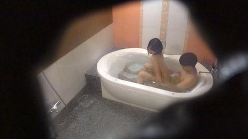【素人×流出】久しぶりに見る相手の裸に興奮している幼なじみの元カノと男の盗撮！
