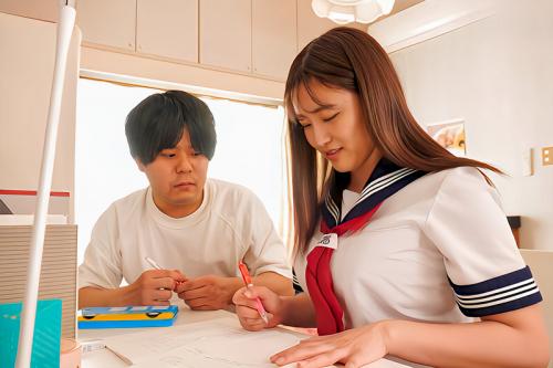 【彼女の妹】「彼女はまだ、僕のことを童貞だと思っている！」彼女の妹がおっぱいを見せつけて誘惑してきた！