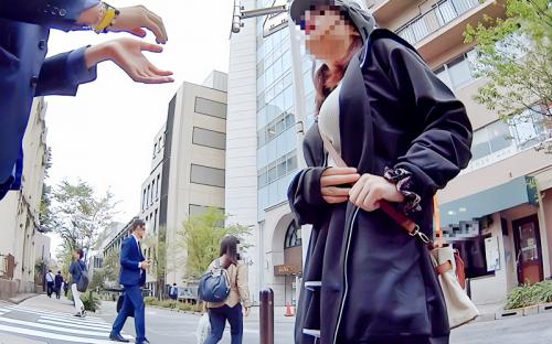 【素人ナンパ】スレンダーな体に不釣り合いな爆乳のお洒落メガネのお姉さんをゲット！