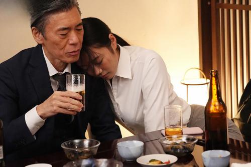 【出張相部屋NTR】東北から上京してきた長身スレンダー美女が上司と相部屋に！