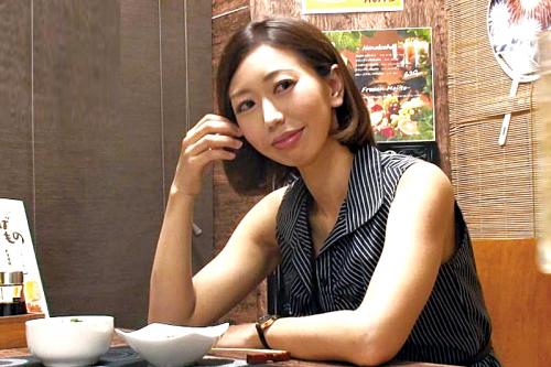 【人妻ナンパ】「…いま口説かれたら簡単に落ちちゃうｶﾓ…」旦那とはマンネリだという細身の33歳専業主婦をお持ち帰り！