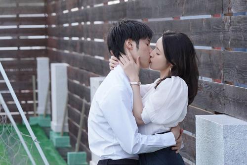 【女教師×教え子】「私みたいなオバさんでもいいの？ 」熱烈アプローチに負けて遂に生徒と関係をもつ！