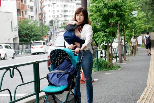 【人妻ナンパ】託児所で待ち伏せ！欲求不満な素人ワイフに声をかけて巨乳のママと生セックス！