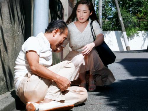【人妻NTR】親切にした近所の熱中症を起こしてうずくまっていた男に犯された人妻！
