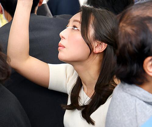【人妻レイプ】いやらしい尻をした美熟女に急接近！ 電車で繰り広げられる鬼畜強姦凌辱痴漢！