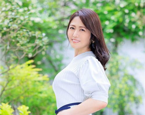 【熟女】チンポを離さない！45歳美魔女のイヤらしい人妻がセックスレスを経て欲望を解き放つ！