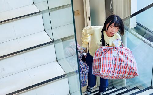 【素人NTR企画】「彼氏とセックスしてくれませんか？」カメラを向けられ興奮した変態彼女の要望で急遽AV出演したロリ系のADさん！