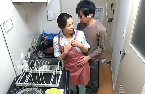 【おばさんレンタル】「やだ…仕事ができないじゃない…」48歳のアラフォー家政婦さんにちょっかいをかける！