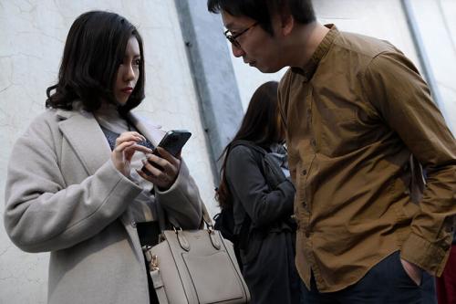 【人妻NTR】「タダでいいので妻と私と3Pしてくれませんか？」街角に妻を立たせてナンパさせてみた。
