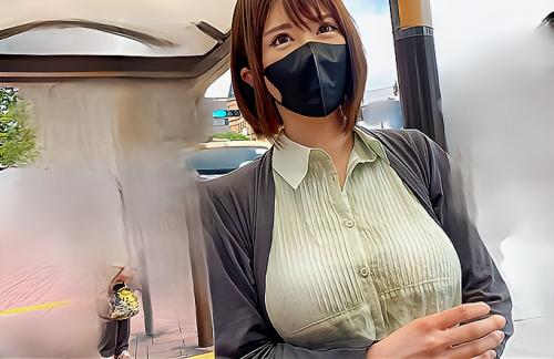 【素人ナンパ】バス停で佇む爆乳美女を発見！あまりにもデカすぎるおっぱいの持ち主！