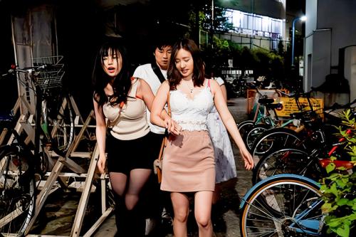 【W巨乳パイセン】「彼女が横で寝てるのに…」ヤリマンの先輩にターゲットにされたのは彼女持ちの俺！