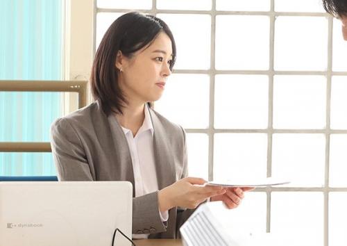【人妻女上司】会社でバカにされている社員に出張先に犯された会社の経営者で女社長！