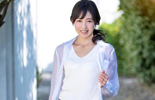 【本物人妻】グラビア活動もこなす41歳のスレンダーな八頭身モデル体型の美人妻！