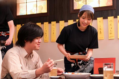 【ホテル相部屋NTR】「終電なくなっちゃいました…」優しいバイト先の店長をゆうwカウする巨乳のバイト！