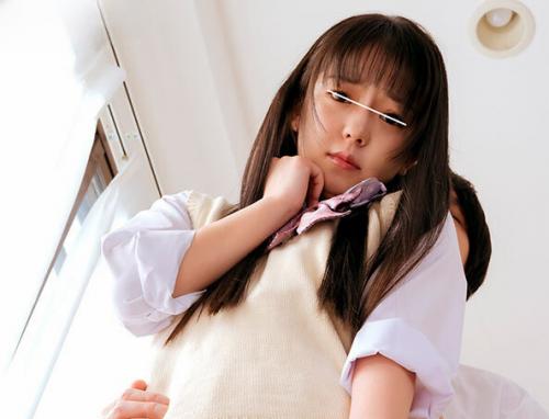 【ミニスカ×ニーハイ】「少しでいいからチンポを太ももで挟んで擦らせて欲しい！」気弱で断れない性格の制服ロリJK幼なじみの卑猥な三角コーナー！