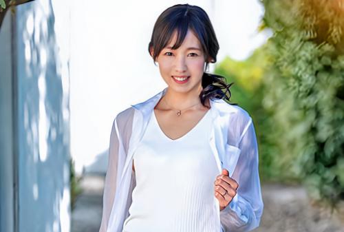 【本物人妻】 「息子とエッチしてるみたいで照れちゃいました…♡」絶倫年下勃起チンポを優しく包んでくれる41歳のモデル妻！