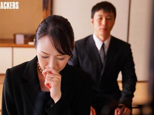 快楽セックスに身を沈める美熟女！親父の遺影の前で泣き崩れながら夫の連れ子に犯され凌辱レイプされる未亡人！