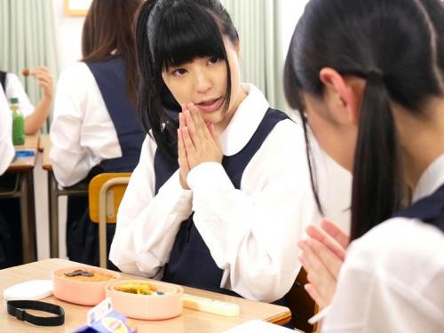 この学校では特濃ザーメン精子が直撃しようが顔面白濁汁でギトギトになろうが平然と学園生活を送るぶっかけ制服美少女JK！